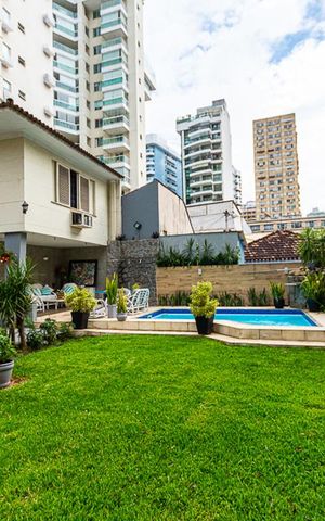 Casa à venda com 800m², 4 quartos e 4 vagas Casa à venda com 800m², 4 quartos e 4 vagasFundos