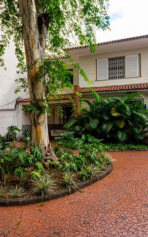 Casa à venda com 800m², 4 quartos e 4 vagas Casa à venda com 800m², 4 quartos e 4 vagasGaragem