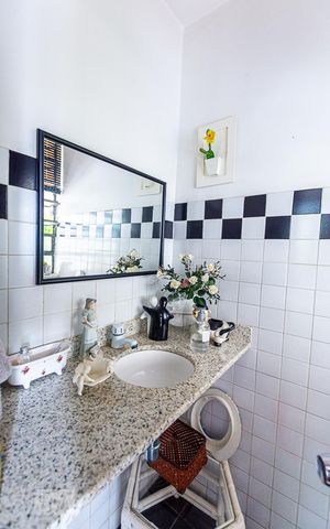 Casa à venda com 800m², 4 quartos e 4 vagas Casa à venda com 800m², 4 quartos e 4 vagasBanheiro