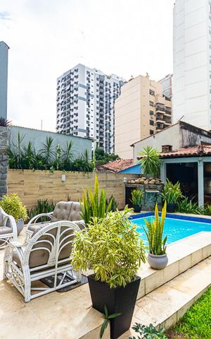 Casa à venda com 800m², 4 quartos e 4 vagas Casa à venda com 800m², 4 quartos e 4 vagasÁrea comum - Piscina