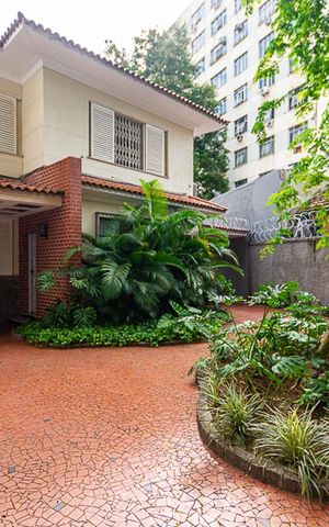 Casa à venda com 800m², 4 quartos e 4 vagas Casa à venda com 800m², 4 quartos e 4 vagasFachada