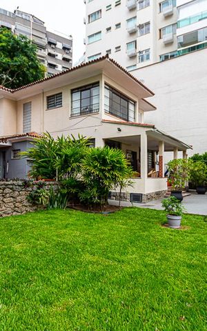 Casa à venda com 800m², 4 quartos e 4 vagas Casa à venda com 800m², 4 quartos e 4 vagasFundos