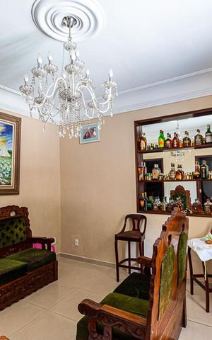 Casa à venda com 700m², 13 quartos e 3 vagas Casa à venda com 700m², 13 quartos e 3 vagasSala