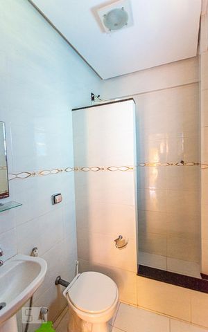 Casa à venda com 700m², 13 quartos e 3 vagas Casa à venda com 700m², 13 quartos e 3 vagasBanheiro