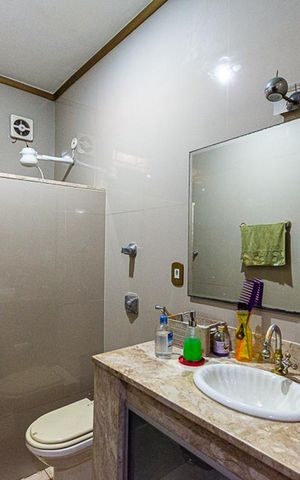 Casa à venda com 700m², 13 quartos e 3 vagas Casa à venda com 700m², 13 quartos e 3 vagasBanheiro