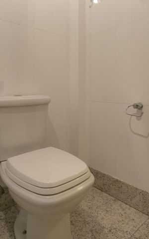 Apartamento à venda com 400m², 4 quartos e 3 vagas Apartamento à venda com 400m², 4 quartos e 3 vagasBanheiro da Suíte 2