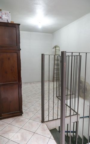 Casa à venda com 250m², 4 quartos e 2 vagas Casa à venda com 250m², 4 quartos e 2 vagasEscada