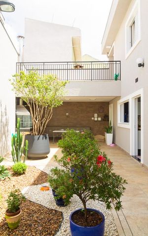Casa à venda com 283m², 3 quartos e 4 vagas Casa à venda com 283m², 3 quartos e 4 vagasQuintal