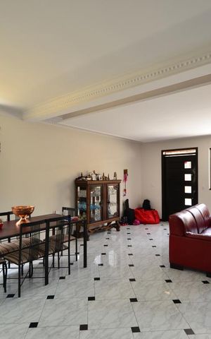 Casa à venda com 450m², 4 quartos e 6 vagasSala