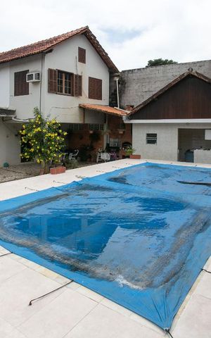 Casa à venda com 732m², 3 quartos e 5 vagas Casa à venda com 732m², 3 quartos e 5 vagasPiscina