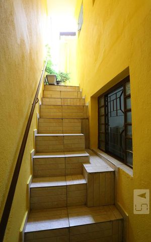Casa à venda com 139m², 2 quartos e 2 vagasEscada de Acesso para Área de Serviço