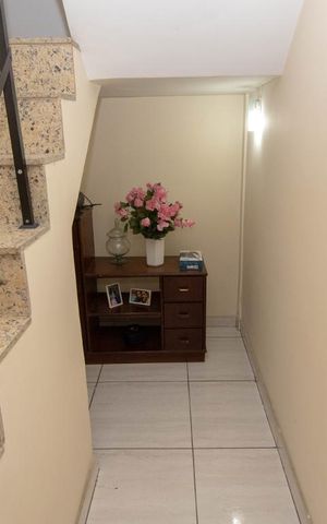 Casa à venda com 453m², 5 quartos e sem vaga Casa à venda com 453m², 5 quartos e sem vagaEscada