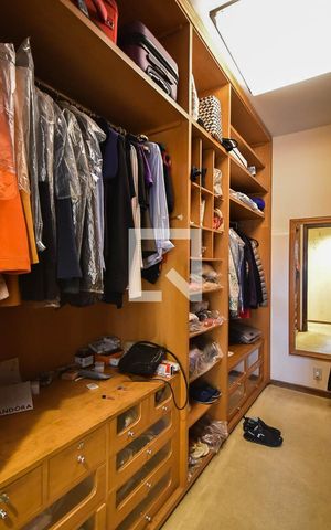 Casa à venda com 540m², 4 quartos e 7 vagas Casa à venda com 540m², 4 quartos e 7 vagasCloset 1
