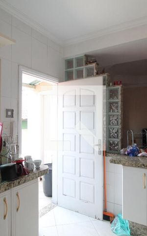 Casa à venda com 300m², 4 quartos e 3 vagasCozinha 
