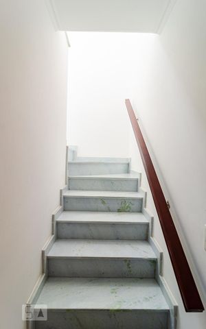 Casa à venda com 132m², 3 quartos e 2 vagas Casa à venda com 132m², 3 quartos e 2 vagasEscadas