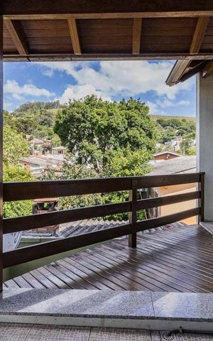 Casa à venda com 246m², 6 quartos e 2 vagas Casa à venda com 246m², 6 quartos e 2 vagasSacada