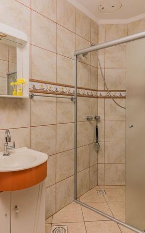 Casa à venda com 246m², 6 quartos e 2 vagas Casa à venda com 246m², 6 quartos e 2 vagasBanheiro Social