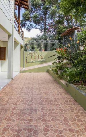 Casa à venda com 246m², 6 quartos e 2 vagas Casa à venda com 246m², 6 quartos e 2 vagasJardim