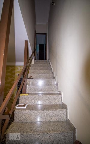 Casa à venda com 160m², 2 quartos e 1 vagaEscada