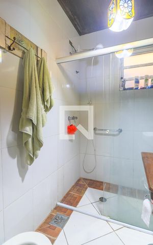 Casa à venda com 180m², 4 quartos e 2 vagas Casa à venda com 180m², 4 quartos e 2 vagasBanheiro