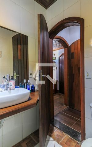 Casa à venda com 180m², 4 quartos e 2 vagas Casa à venda com 180m², 4 quartos e 2 vagasBanheiro