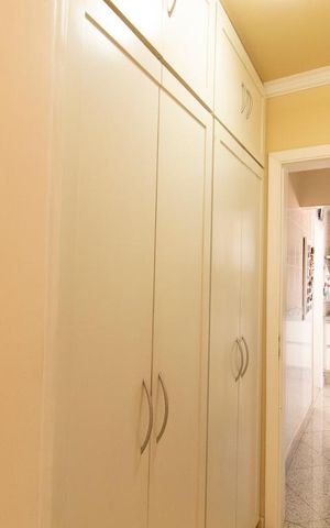 Apartamento à venda com 204m², 4 quartos e 3 vagas Apartamento à venda com 204m², 4 quartos e 3 vagasArmários / Passagem Cozinha