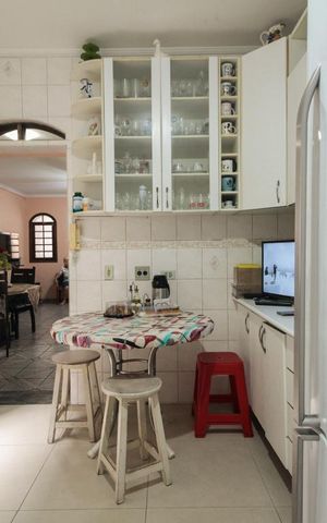 Casa à venda com 235m², 3 quartos e 2 vagas Casa à venda com 235m², 3 quartos e 2 vagasCozinha