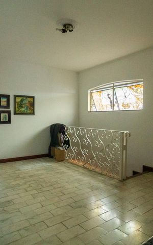 Casa para alugar com 650m², 6 quartos e 10 vagas Casa para alugar com 650m², 6 quartos e 10 vagasEscada