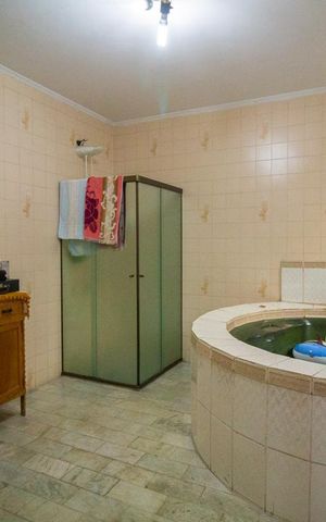 Casa para alugar com 650m², 6 quartos e 10 vagas Casa para alugar com 650m², 6 quartos e 10 vagasBanheiro da Suíte 1
