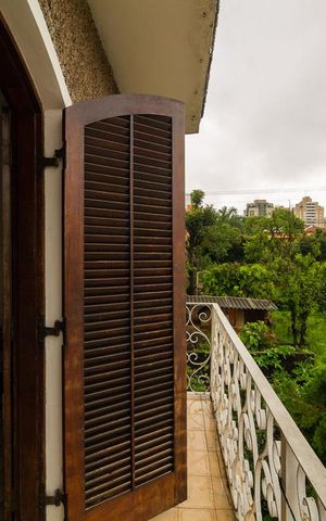 Casa para alugar com 650m², 6 quartos e 10 vagas Casa para alugar com 650m², 6 quartos e 10 vagasVaranda