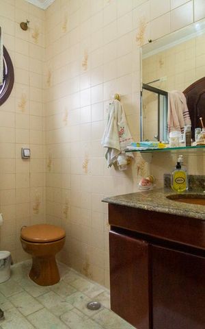 Casa para alugar com 650m², 6 quartos e 10 vagas Casa para alugar com 650m², 6 quartos e 10 vagasBanheiro da Suíte 2