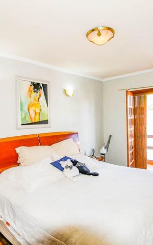 Casa à venda com 215m², 3 quartos e 4 vagas Casa à venda com 215m², 3 quartos e 4 vagasSuíte