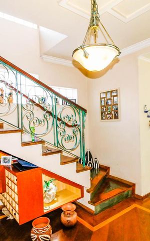 Casa à venda com 215m², 3 quartos e 4 vagas Casa à venda com 215m², 3 quartos e 4 vagasHall