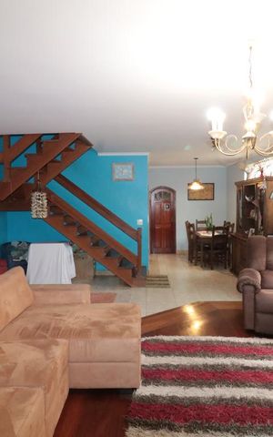 Casa à venda com 240m², 3 quartos e 2 vagasSala
