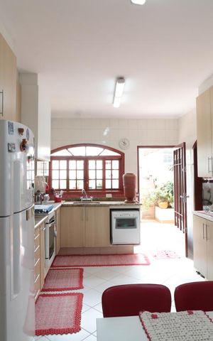 Casa à venda com 240m², 3 quartos e 2 vagasCozinha