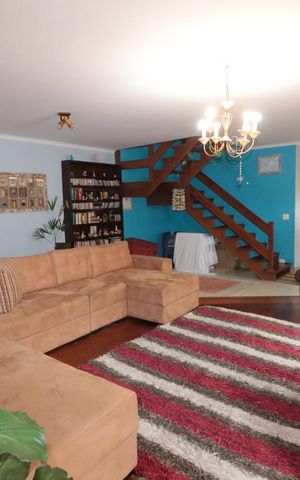 Casa à venda com 240m², 3 quartos e 2 vagasSala