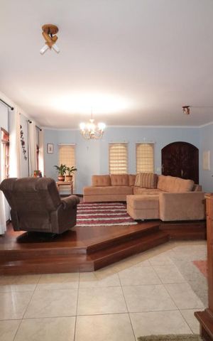 Casa à venda com 240m², 3 quartos e 2 vagasSala