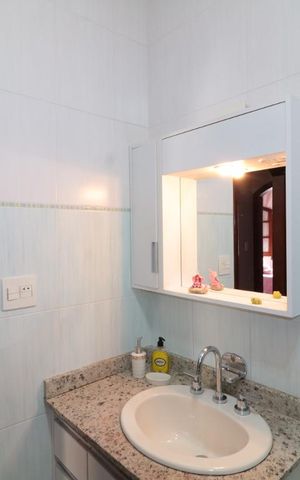 Casa à venda com 240m², 3 quartos e 2 vagasBanheiro Social