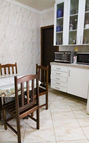 Casa à venda com 150m², 4 quartos e 2 vagascozinha