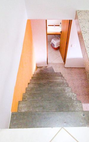 Casa à venda com 150m², 4 quartos e 2 vagasescada acesso sala