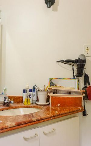 Casa de condomínio à venda com 366m², 5 quartos e 4 vagas Casa de condomínio à venda com 366m², 5 quartos e 4 vagasBanheiro da Suíte