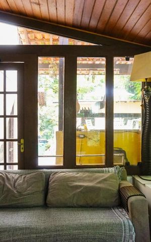 Casa de condomínio à venda com 366m², 5 quartos e 4 vagas Casa de condomínio à venda com 366m², 5 quartos e 4 vagasSala de TV