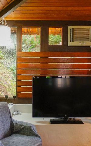 Casa de condomínio à venda com 366m², 5 quartos e 4 vagas Casa de condomínio à venda com 366m², 5 quartos e 4 vagasSala de TV