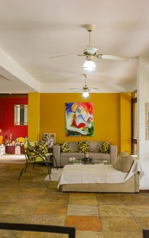 Casa de condomínio à venda com 366m², 5 quartos e 4 vagas Casa de condomínio à venda com 366m², 5 quartos e 4 vagasSala