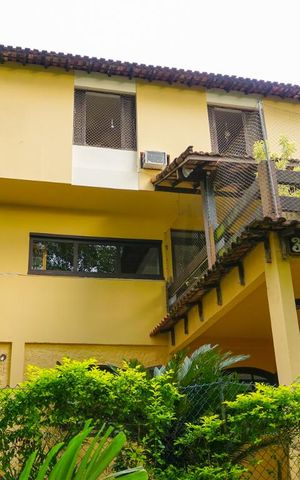 Casa de condomínio à venda com 366m², 5 quartos e 4 vagas Casa de condomínio à venda com 366m², 5 quartos e 4 vagasFachada
