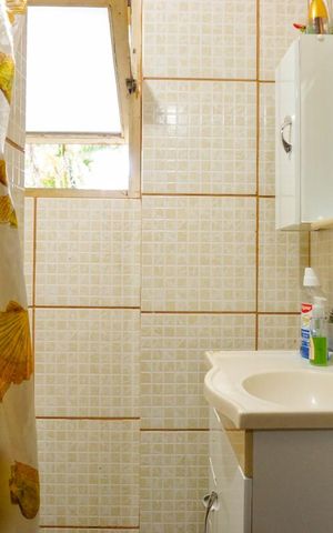 Casa de condomínio à venda com 366m², 5 quartos e 4 vagas Casa de condomínio à venda com 366m², 5 quartos e 4 vagasBanheiro de Serviço