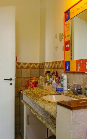 Casa de condomínio à venda com 366m², 5 quartos e 4 vagas Casa de condomínio à venda com 366m², 5 quartos e 4 vagasBanheiro Social