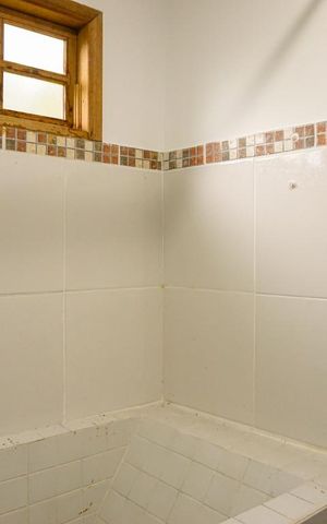 Casa de condomínio à venda com 366m², 5 quartos e 4 vagas Casa de condomínio à venda com 366m², 5 quartos e 4 vagasBanheiro Social 2