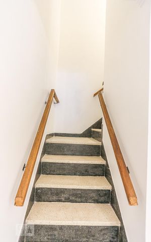 Casa à venda com 100m², 3 quartos e 1 vaga Casa à venda com 100m², 3 quartos e 1 vagaEscada