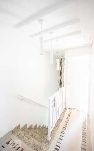 Casa de condomínio à venda com 111m², 3 quartos e 2 vagasEscada